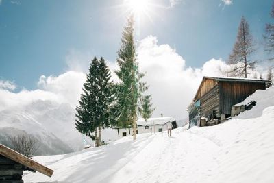Aktiv im Urlaub dank des gesunden Bergklimas sind Winterwanderungen in St. Anton am Arlberg in Oesterreich gemuetlicher Spaziergang und Trainingseinheit zugleich