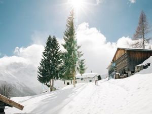Aktiv im Urlaub dank des gesunden Bergklimas sind Winterwanderungen in St. Anton am Arlberg in Oesterreich gemuetlicher Spaziergang und Trainingseinheit zugleich Aktiv im Urlaub dank des gesunden Bergklimas sind Winterwanderungen in St. Anton am Arlberg in Oesterreich gemuetlicher Spaziergang und Trainingseinheit zugleich