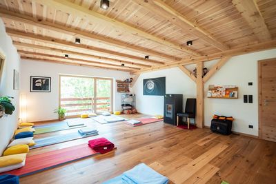 Bäuerin Anna bietet für Gäste des „Roter Hahn“-Hofs Oberpiskoi in Villnöss/Südtirol regelmäßige Yoga-Stunden im Fitnessraum an