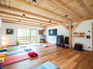 Bäuerin Anna bietet für Gäste des „Roter Hahn“-Hofs Oberpiskoi in Villnöss/Südtirol regelmäßige Yoga-Stunden im Fitnessraum an Bäuerin Anna bietet für Gäste des „Roter Hahn“-Hofs Oberpiskoi in Villnöss/Südtirol regelmäßige Yoga-Stunden im Fitnessraum an