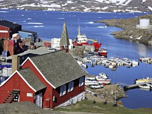 Tasiilaq, Station auf vielen Hauser-Reisen, ist mit rund 2.000 Einwohnern die groesste Stadt Ostgroenlands