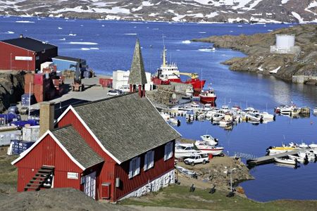 Tasiilaq, Station auf vielen Hauser-Reisen, ist mit rund 2.000 Einwohnern die groesste Stadt Ostgroenlands