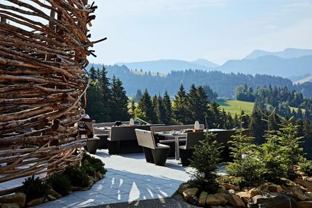 Unter freiem Allgäuer Himmel genießen Gäste von Haubers Naturresort das Bergfrühstück am Schwalbennest auf 950 Meter Höhe