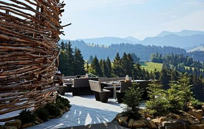 Unter freiem Allgäuer Himmel genießen Gäste von Haubers Naturresort das Bergfrühstück am Schwalbennest auf 950 Meter Höhe