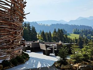 Unter freiem Allgäuer Himmel genießen Gäste von Haubers Naturresort das Bergfrühstück am Schwalbennest auf 950 Meter Höhe Unter freiem Allgäuer Himmel genießen Gäste von Haubers Naturresort das Bergfrühstück am Schwalbennest auf 950 Meter Höhe
