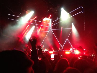 Oben auf der Buehne steht Dave Gahan, der Dirigent der Music for the Masses