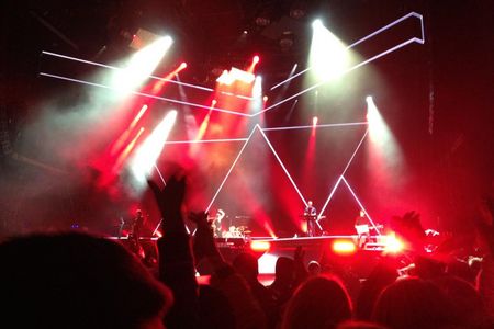 Oben auf der Buehne steht Dave Gahan, der Dirigent der Music for the Masses