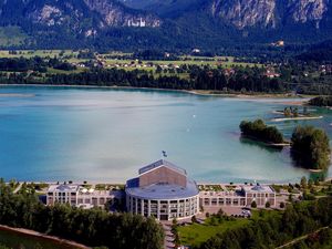 Die Hauptaufführung bei den „Musikfestspielen Königswinkel“ im Füssener Festspielhaus Neuschwanstein gegenüber des weltberühmten Schlosses ist auch 2023 eine Richard-Wagner-Oper. „Der fliegende Holländer“ soll einmal mehr an die Bindung zwis Die Hauptaufführung bei den „Musikfestspielen Königswinkel“ im Füssener Festspielhaus Neuschwanstein gegenüber des weltberühmten Schlosses ist auch 2023 eine Richard-Wagner-Oper. „Der fliegende Holländer“ soll einmal mehr an die Bindung zwischen dem Komponisten und dem bayerischen König Ludwig II. erinnern