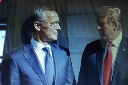 Trump in den Arsch gekrochen. Den Oscar für Opportunismus hat sich Nato-Generalsekretaer Stoltenberg aus Norwegen verdient