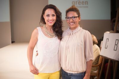Selma Yasdut und Moderatorin Nina Moghaddam lassen ihre Jeans nachhaltig herstellen