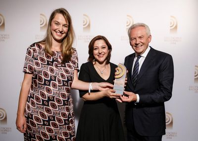 Mirjam von Jarzebowski und Tuba Tunçak von Funkhaus Europa und WDR KiRaKa mit Laudator Dr. Rüdiger Grube