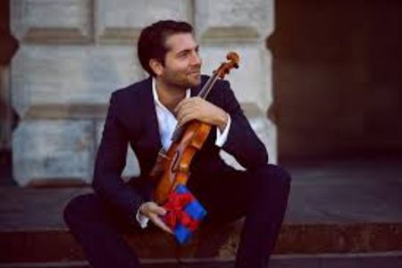 Baptiste Pawlik bekam schon 5 Jahren von dem weltberuehmten Dirigenten und Geiger Menuhin dessen Taktstock als Gluecksbringer geschenkt