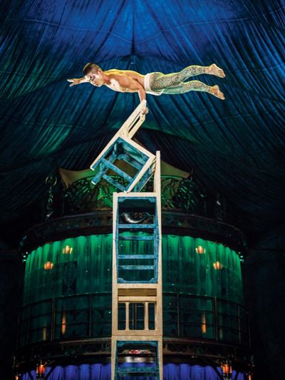 Balanceakt auf Stuehlen im Cirque du Soleil