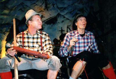 Szene der speisenden Knechte im Musical Der Watzmann ruft der Musicalgesellschaft in Mannheim