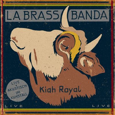 LaBrassBanda chillen mit Musik im Kuhstall