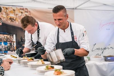 In der Küche ebenso kreativ wie als Chef – Maximilian Moser, Sternekoch und Kulinarischer Direktor im oberbayerischen Hotel Vier Jahreszeiten Starnberg, testet derzeit mit seinem Küchenteam die Vier-Tage-Woche als dauerhaftes Arbeitszeitmodell