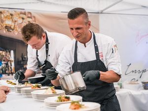 In der Küche ebenso kreativ wie als Chef – Maximilian Moser, Sternekoch und Kulinarischer Direktor im oberbayerischen Hotel Vier Jahreszeiten Starnberg, testet derzeit mit seinem Küchenteam die Vier-Tage-Woche als dauerhaftes Arbeitszeitmodell In der Küche ebenso kreativ wie als Chef – Maximilian Moser, Sternekoch und Kulinarischer Direktor im oberbayerischen Hotel Vier Jahreszeiten Starnberg, testet derzeit mit seinem Küchenteam die Vier-Tage-Woche als dauerhaftes Arbeitszeitmodell