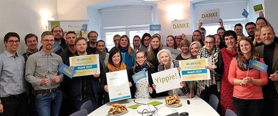 Die Mitarbeiter der SRH Fernhochschule, The Mobile University freuen sich ueber den ersten Platz als Beliebteste Fernhochschule 2019
