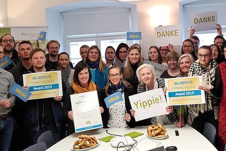 Die Mitarbeiter der SRH Fernhochschule, The Mobile University freuen sich ueber den ersten Platz als Beliebteste Fernhochschule 2019