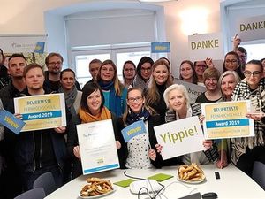 Die Mitarbeiter der SRH Fernhochschule, The Mobile University freuen sich ueber den ersten Platz als Beliebteste Fernhochschule 2019 Die Mitarbeiter der SRH Fernhochschule, The Mobile University freuen sich ueber den ersten Platz als Beliebteste Fernhochschule 2019