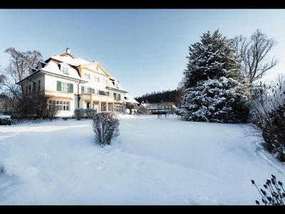 Abseits des Trubels und mitten in der oberbayerischen Natur rutschen Gaeste im Schlossgut Oberambach nahe Muenchen ins neue Jahr