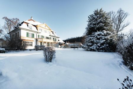 Abseits des Trubels und mitten in der oberbayerischen Natur rutschen Gaeste im Schlossgut Oberambach nahe Muenchen ins neue Jahr
