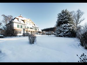 Abseits des Trubels und mitten in der oberbayerischen Natur rutschen Gaeste im Schlossgut Oberambach nahe Muenchen ins neue Jahr Abseits des Trubels und mitten in der oberbayerischen Natur rutschen Gaeste im Schlossgut Oberambach nahe Muenchen ins neue Jahr