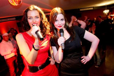 Angela Julie Wadenpohl und Nadine Pungs sind eine Spitzenkombination aus Charme, Unterhaltung, Weiblichkeit, Moderation, Musik und Programm