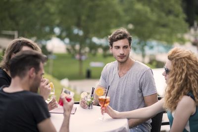 Fruehstück, Lunch, Aperitif – sobald die Suedtiroler Sonne scheint, ist die Bistro-Terrasse der Therme Meran Hotspot fuer Einheimische und Besucher