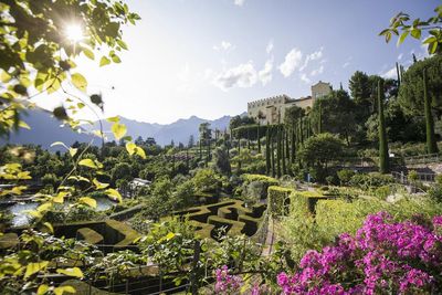 Die Trauttmansdorffer Gaerten sind in 30 Minuten zu Fuß von der Therme Meran erreichbar
