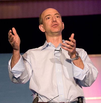 Amazon-Gruender Jeff Bezos hat offene Taschen fuer die Washington Post.