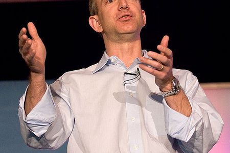 Amazon-Gruender Jeff Bezos hat offene Taschen fuer die Washington Post.