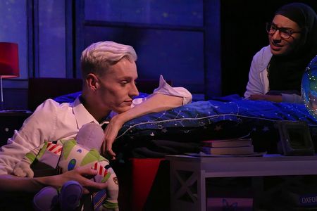 Die Buehnenproduktion entstand inspiriert durch die BBC Dokumentation Jamie Drag Queen at 16