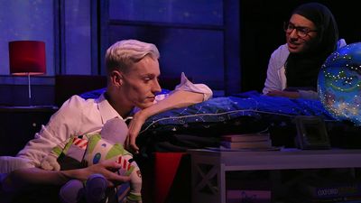 Die Buehnenproduktion entstand inspiriert durch die BBC Dokumentation Jamie Drag Queen at 16