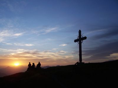 Reisen Wildschoenau Rast im Sonnenuntergang