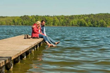 Romantisch ist der Urlaub in der Mecklenburgischen Seenplatte auf einsamen Stegen, in herrschaftlichen Schloessern oder im kuscheligen Hausboot