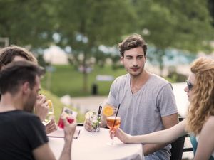 Brunch, Lunch, Aperitif – sobald die Südtiroler Sonne scheint, ist die Bistro-Terrasse der Therme Meran Hotspot für Einheimische und Besucher Brunch, Lunch, Aperitif – sobald die Südtiroler Sonne scheint, ist die Bistro-Terrasse der Therme Meran Hotspot für Einheimische und Besucher