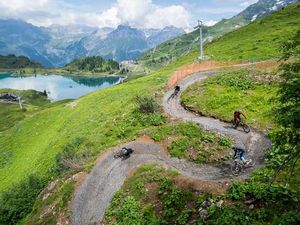 Serpentinen mit Gletscherblick, der Jochpass Trail oberhalb von Engelberg bereichert seit Kurzem das Bike Angebot im Zentralschweizer Klosterdorf Serpentinen mit Gletscherblick, der Jochpass Trail oberhalb von Engelberg bereichert seit Kurzem das Bike Angebot im Zentralschweizer Klosterdorf