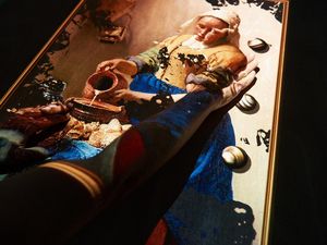 Die Dienstmagd mit Milchkrug von Johannes Vermeer entsteht im Toverspiel durch die Handbewegungen der Spieler Die Dienstmagd mit Milchkrug von Johannes Vermeer entsteht im Toverspiel durch die Handbewegungen der Spieler
