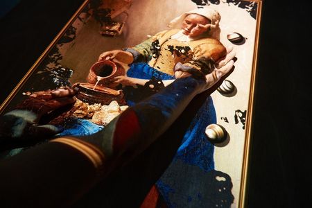 Die Dienstmagd mit Milchkrug von Johannes Vermeer entsteht im Toverspiel durch die Handbewegungen der Spieler
