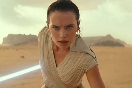 Hoffnungstraegerin, Jedi-Ritterin Rey kaempft gegen die Erste Ordnung