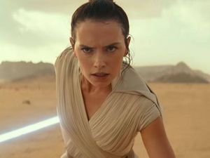 Hoffnungstraegerin, Jedi-Ritterin Rey kaempft gegen die Erste Ordnung Hoffnungstraegerin, Jedi-Ritterin Rey kaempft gegen die Erste Ordnung