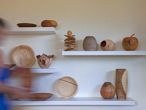 Kunstgalerie oder Bauernhof? Karl Heinz Windegger vom „Roter Hahn“-Mitglied Lahngut in Lana/Meraner Land lässt seinen handgedrechselten Designobjekten den Vortritt Kunstgalerie oder Bauernhof? Karl Heinz Windegger vom „Roter Hahn“-Mitglied Lahngut in Lana/Meraner Land lässt seinen handgedrechselten Designobjekten den Vortritt