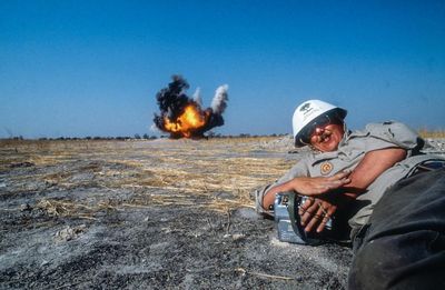 Minenräumer von Cap Anamur. Feuerwerker Lothar Schimmelpfennig auf dem Minenfeld.