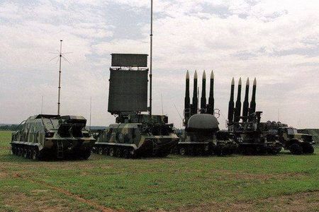 Buk-System besteht aus drei großen gepanzerten Fahrzeugen