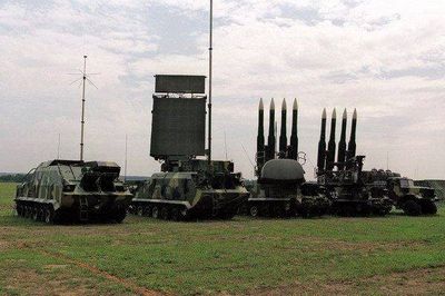 Buk-System besteht aus drei großen gepanzerten Fahrzeugen