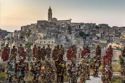 Die Trash People von HA Schult vor Matera