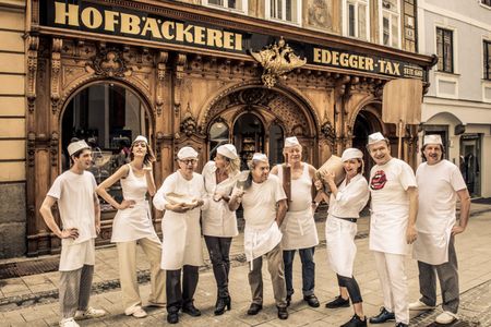 Wolfram Berger, Reinhard P. Gruber, Anja Platzer, Anne-Marie Schullin, Markus Schirmer, Johannes Silberschneider und Aglaia Szyszkowitz muessen einen Handkaiser backen