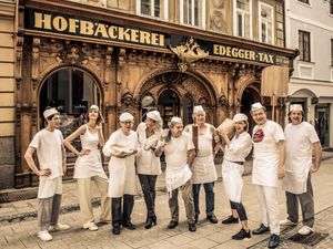 Wolfram Berger, Reinhard P. Gruber, Anja Platzer, Anne-Marie Schullin, Markus Schirmer, Johannes Silberschneider und Aglaia Szyszkowitz muessen einen Handkaiser backen Wolfram Berger, Reinhard P. Gruber, Anja Platzer, Anne-Marie Schullin, Markus Schirmer, Johannes Silberschneider und Aglaia Szyszkowitz muessen einen Handkaiser backen