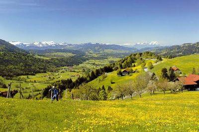 Die Idylle des Allgaeus als Schauplatz moerderischer Kluftinger-Faelle entdecken Urlauber ausgehend vom Fuenf-Sterne-Hotel Allgauu Sonne in Oberstaufen